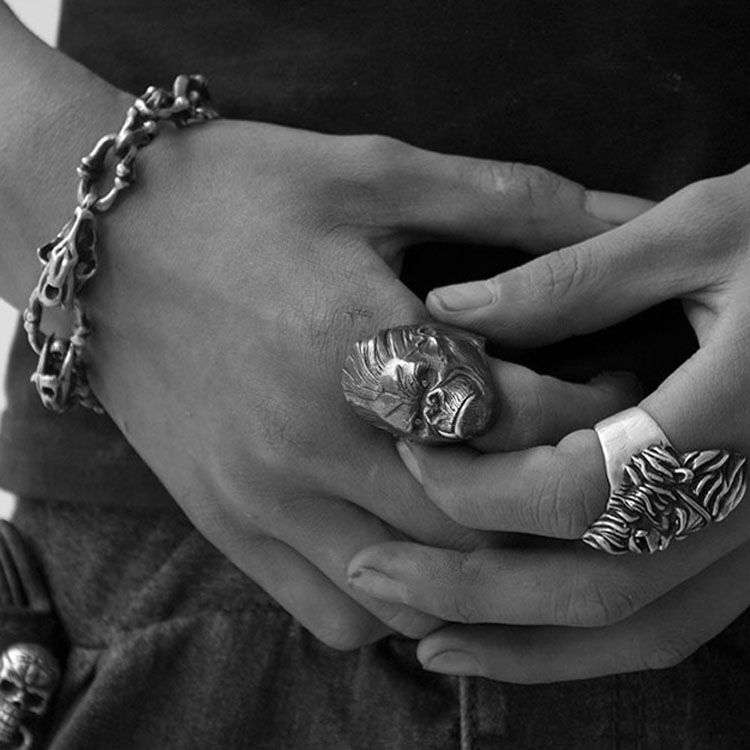 King gorilla ring embracing of strength and leadership