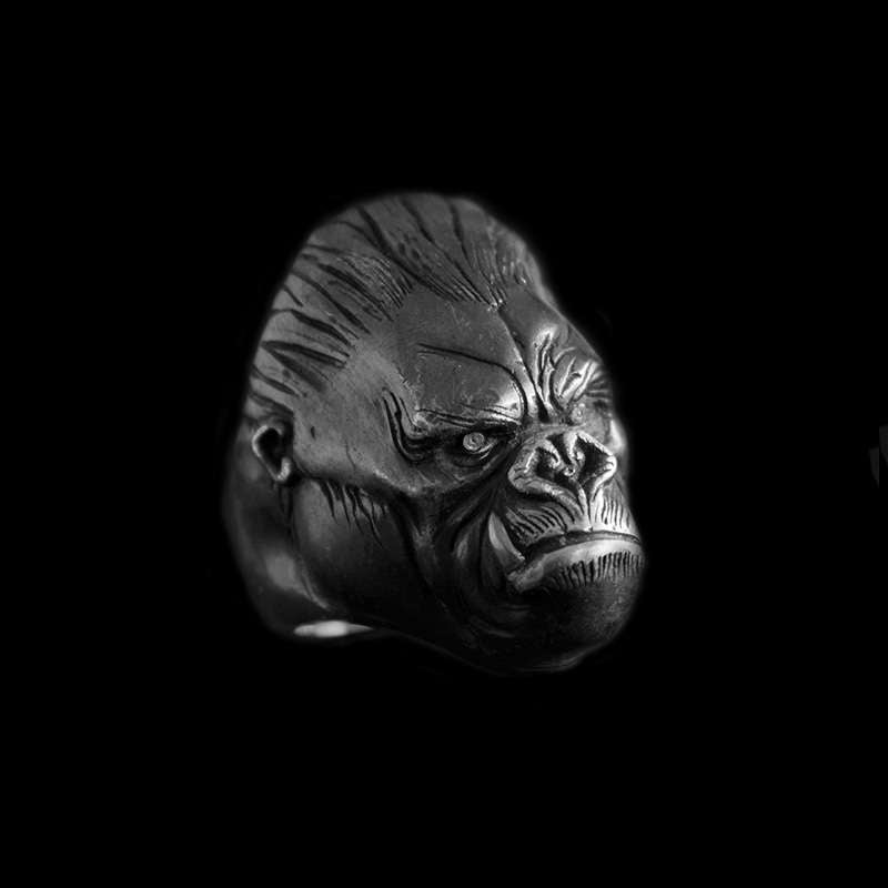 King gorilla ring embracing of strength and leadership