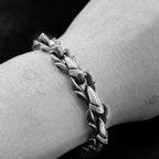 Glory bracelet is a symbol of distinction and thoughtfulness