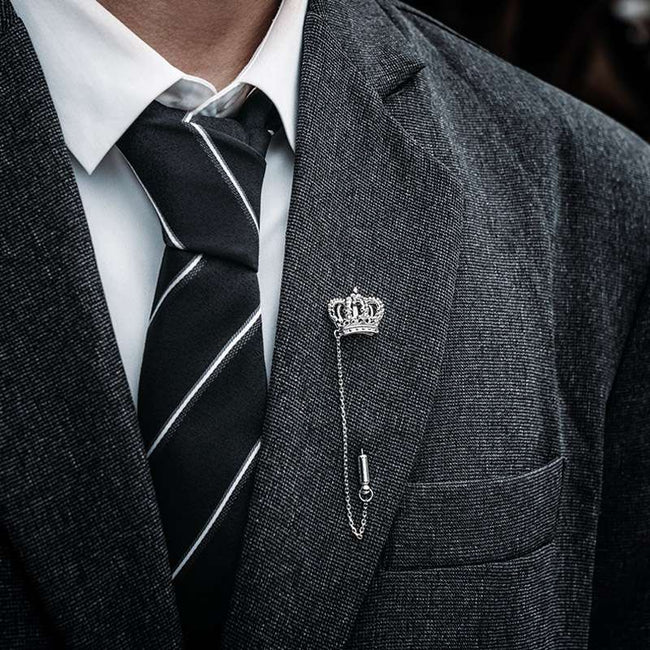 Crown brooch makes your clothes more eye-catching Main Image
