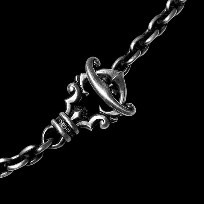 T.O. Clasp Chain Gothic Necklace – Dark Elegant Jewelry with Adjustable Closure