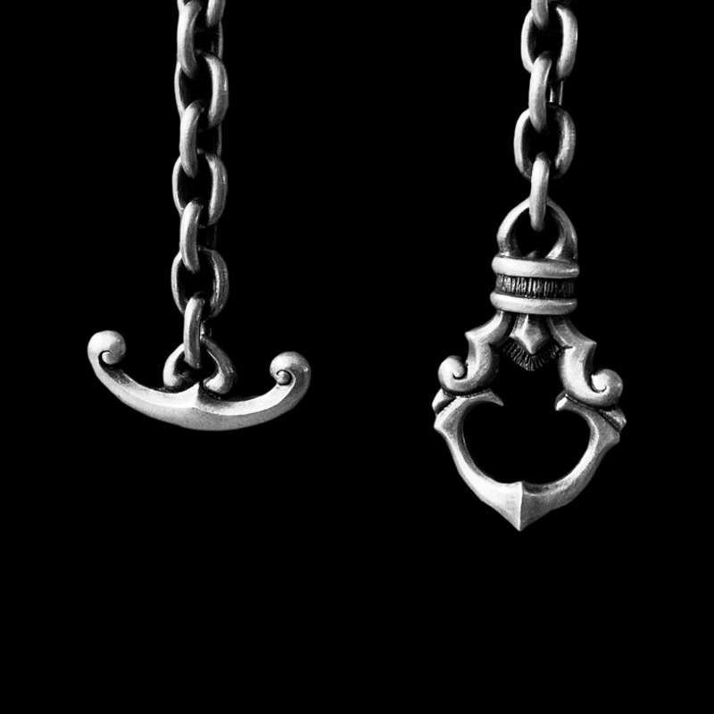 T.O. Clasp Chain Gothic Necklace – Dark Elegant Jewelry with Adjustable Closure