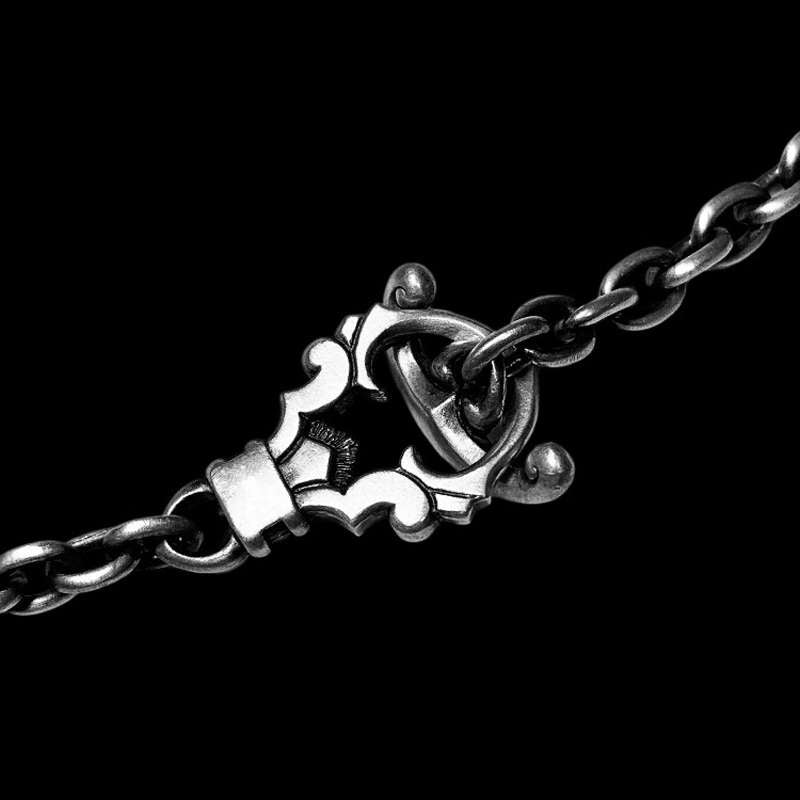 T.O. Clasp Chain Gothic Necklace – Dark Elegant Jewelry with Adjustable Closure