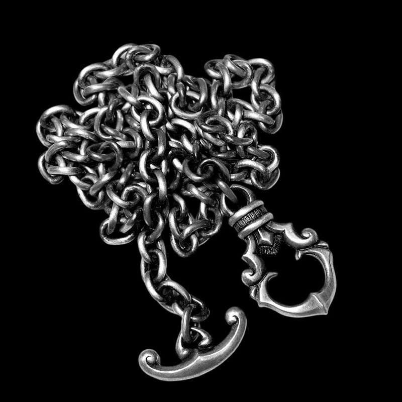 T.O. Clasp Chain Gothic Necklace – Dark Elegant Jewelry with Adjustable Closure