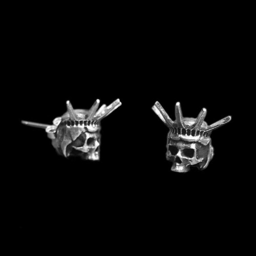 Silver Skull Earring Mens Earring 13 01 500x500 
