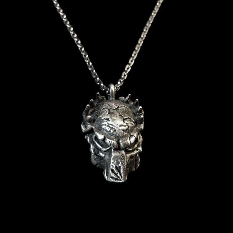 Predator Necklace – 925 Silver Fashion Statement for Sci-Fi Enthusiasts - MENSSKULL 925 silver jewelry